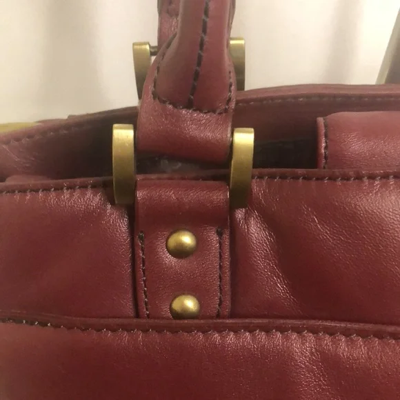 ETIENNE AIGNER VINTAGE leather burgundy colored shoulder bag. Gold hardware. - Picture 7 of 14